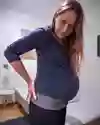 En gravid person med ett bälte om höfterna.