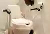 Toalettstol med armstöd på sidorna. 