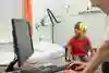 Ett barn med en gul specialmössa sitter på en stol i väntan på sömn-EEG.