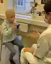 Flicka andas in medicin