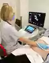 Barnmorskan utförs ultraljud på den gravidas mage