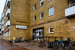 Bild på huvudingången till Vårdcentralen Sorgenfri.
