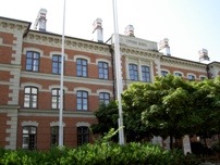 Mottagningen ligger i byggnaden med rött tegel mitt emot Konserthuset, i hörnet av Föreningsgatan och Amiralsgatan.