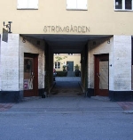Ingång från Norra Storgatan. Gå till dörren rakt över gården.