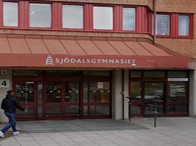BUP-Huddinge ligger på Paradistorget 4, där även Sjödalsgymnasiet och vårdcentral ligger.