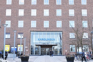 Bild som visar huvudentrén till gamla sjukhusbyggnaden på Karolinska Solna, ingång till vaccinationsmottagningen.