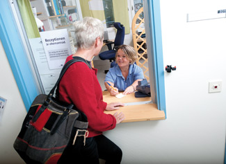 Madeleine Stenström hjälper en patient på Karlskrona rehabcenter
