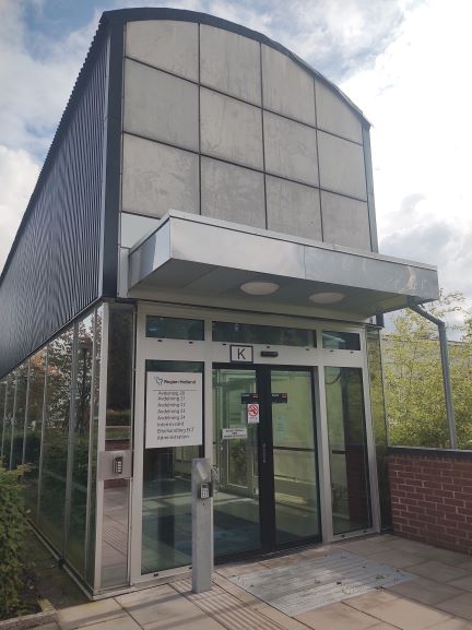 Bild på ingång till vårdavdelningar på psykiatriska kliniken i Varberg.