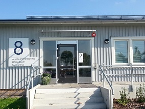 Entrén hos Hörselhabiliteringen i Kungsbacka, Tölövägen 17, ingång 8.