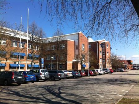 Vår klinik är centralt belägen vid Nissan, i närheten av biblioteket. 
Lokalerna delar vi med Folktandvården City.