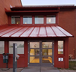 Bild på ingång till psykiatriska kliniken i Halmstad, ingång 2