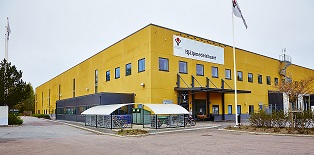 Hjälpmedelscentrums lokaler på Hässlö är en gul tvåplansbyggnad, där all verksamhet är samlad.