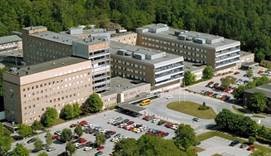 Västmanlands sjukhus Köping med huvudentrén, ingång 1, ingång 2 och parkeringsplatser för 4 timmar och 12 timmar.