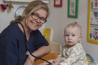 Barnmorska som undersöker ett barn