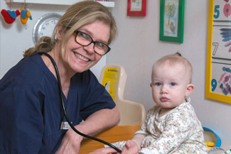 Barnmorska som undersöker ett barn