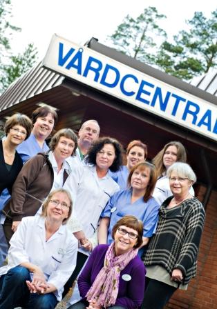 Bild på personal och hälsocentral