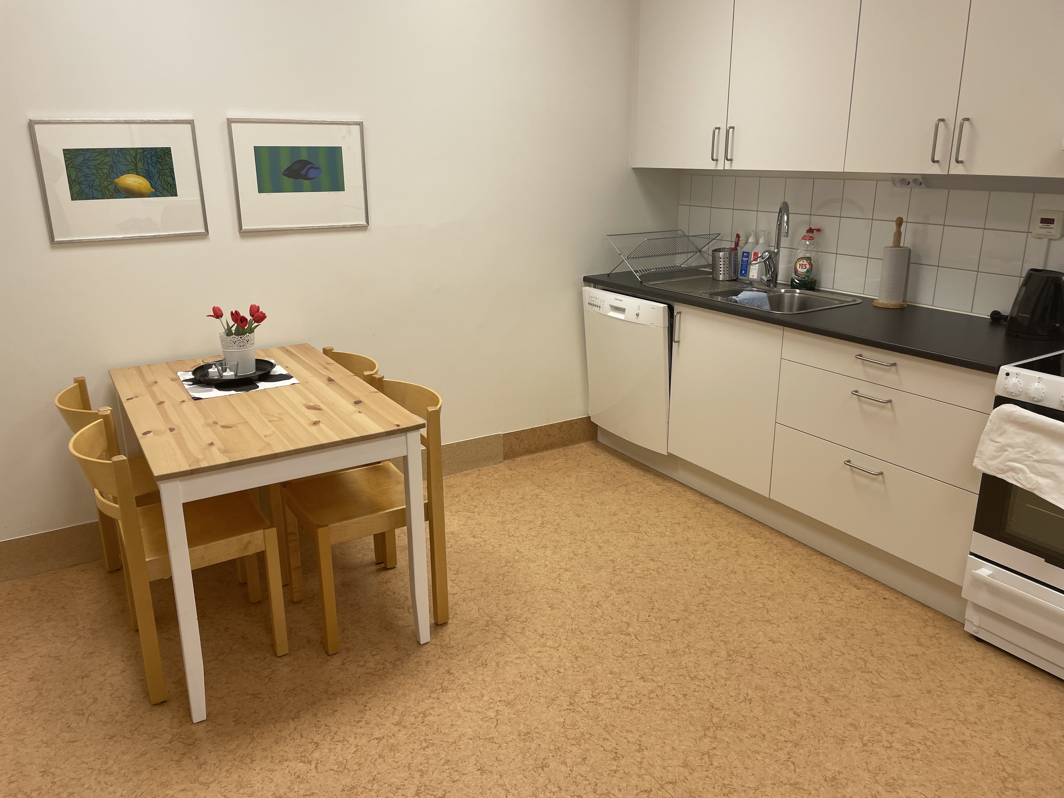 I träningsköket på avdelningen kan planering och tillagning av måltid tränas tillsammans med arbetsterapeut. Här kan patienten även äta sin måltid i lugn och avskild miljö.