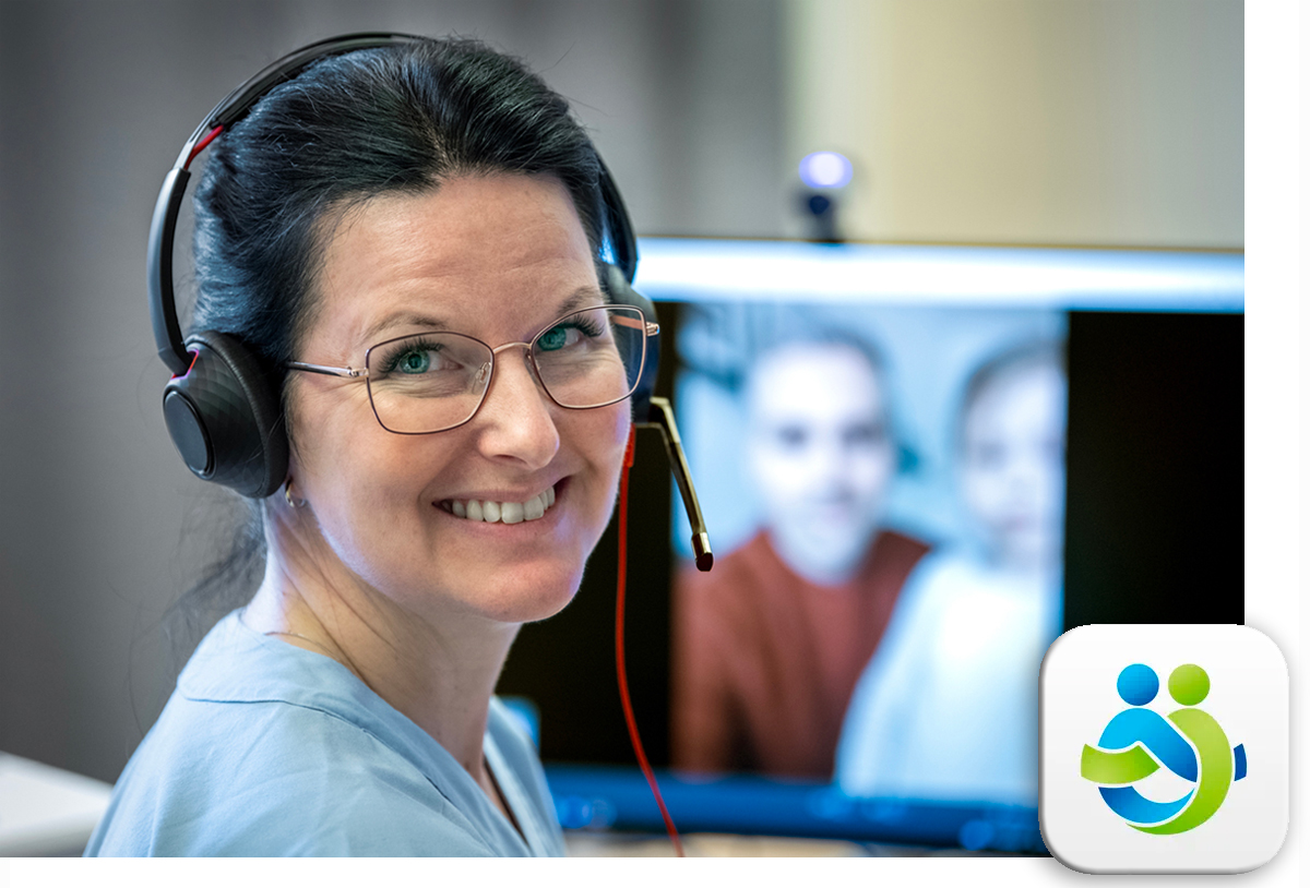 Sjuksköterska på Digitala rådgivningen för sjukt barn i Region Örebro län sitter i ett vårdmöte
