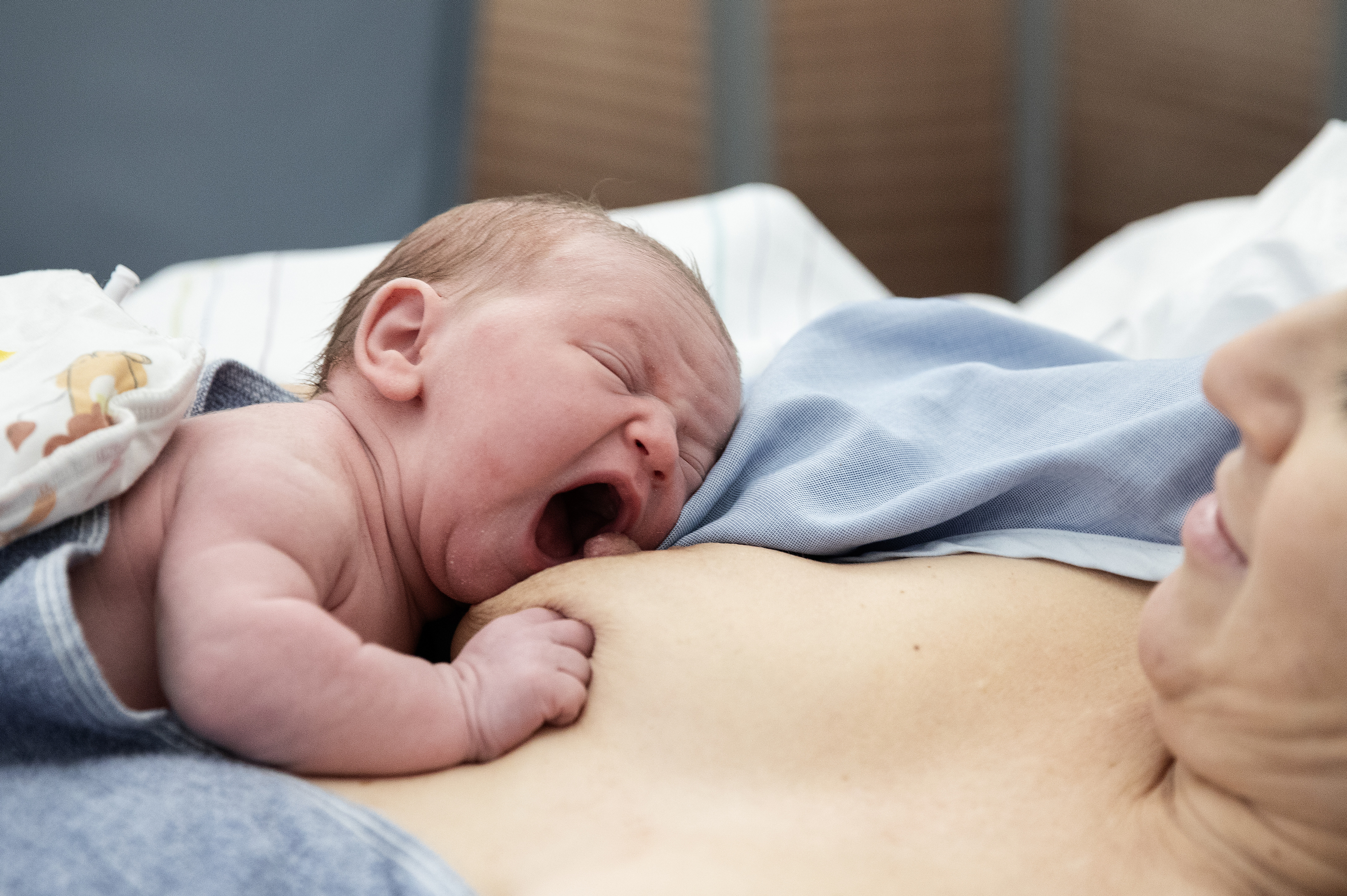 Barn som gapar stort för att amma.