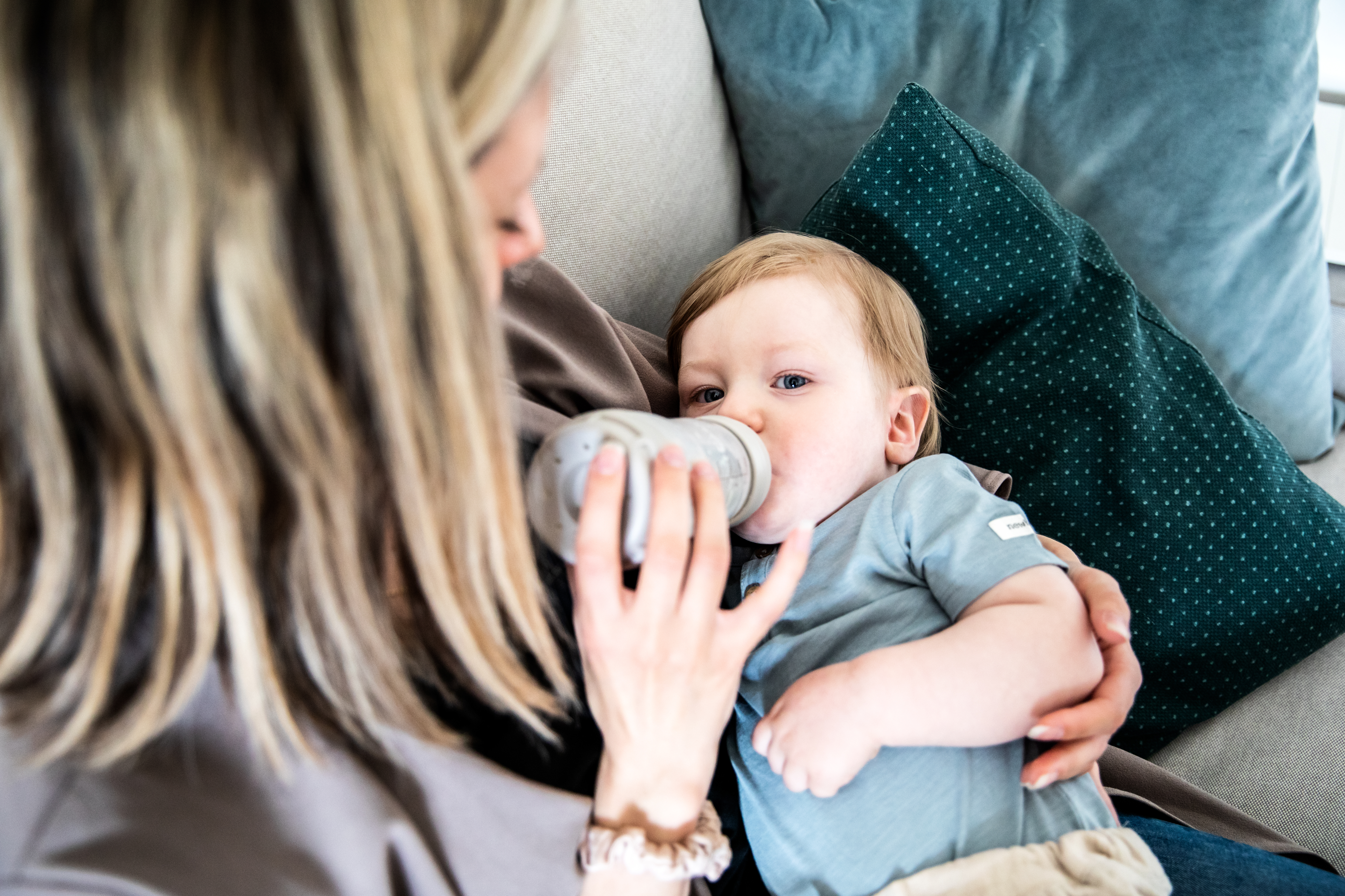 Bebis blir matad med flaska.