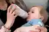 Bebis blir matad med flaska