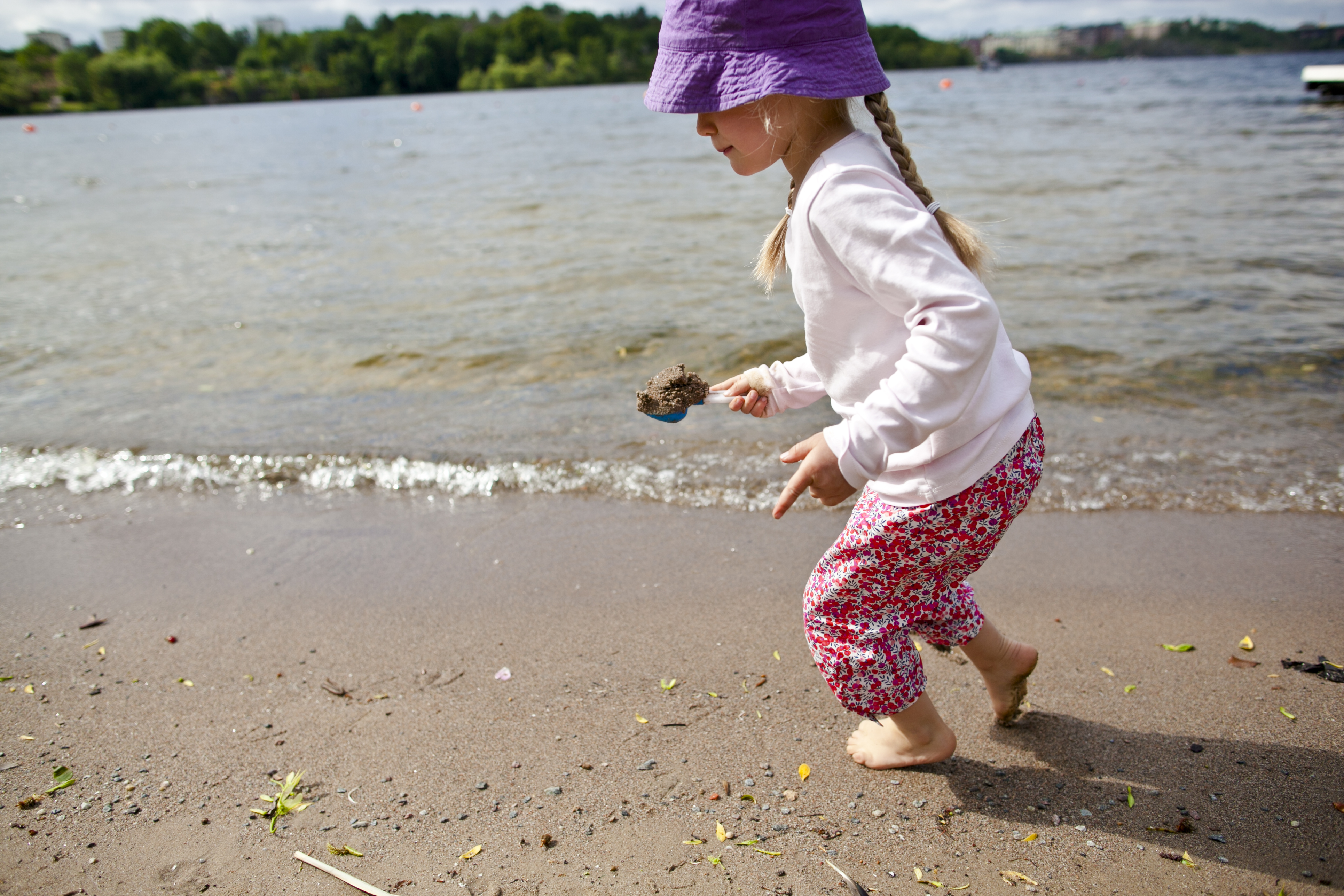 Barn som springer på stranden. 