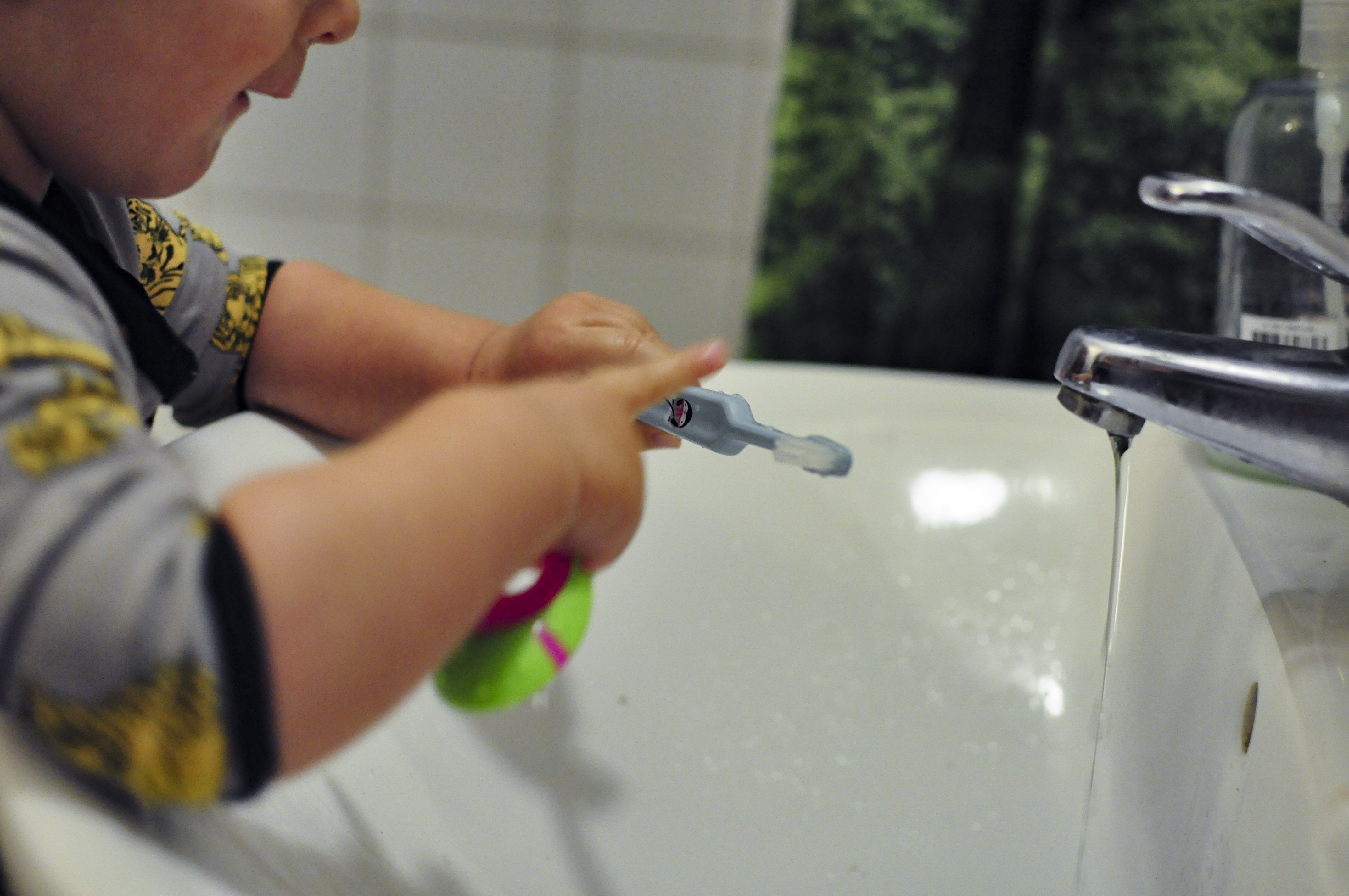Ettåring som utforskar en tandborste. 