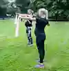 Två gravida kvinnor tränar i en park
