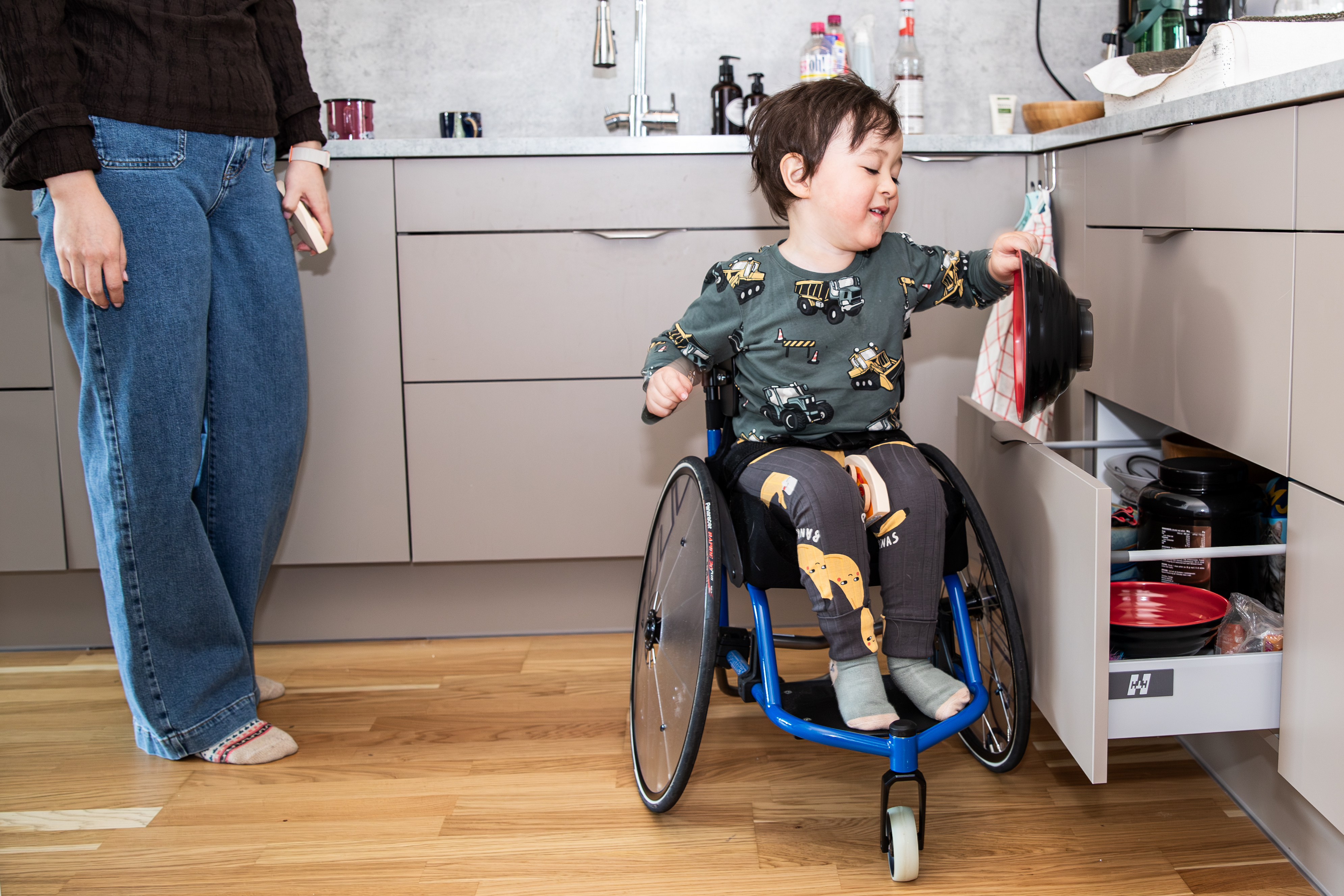 Barn som hjälper till att ta fram en tallrik.