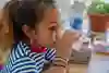 Ett barn som dricker vatten. 