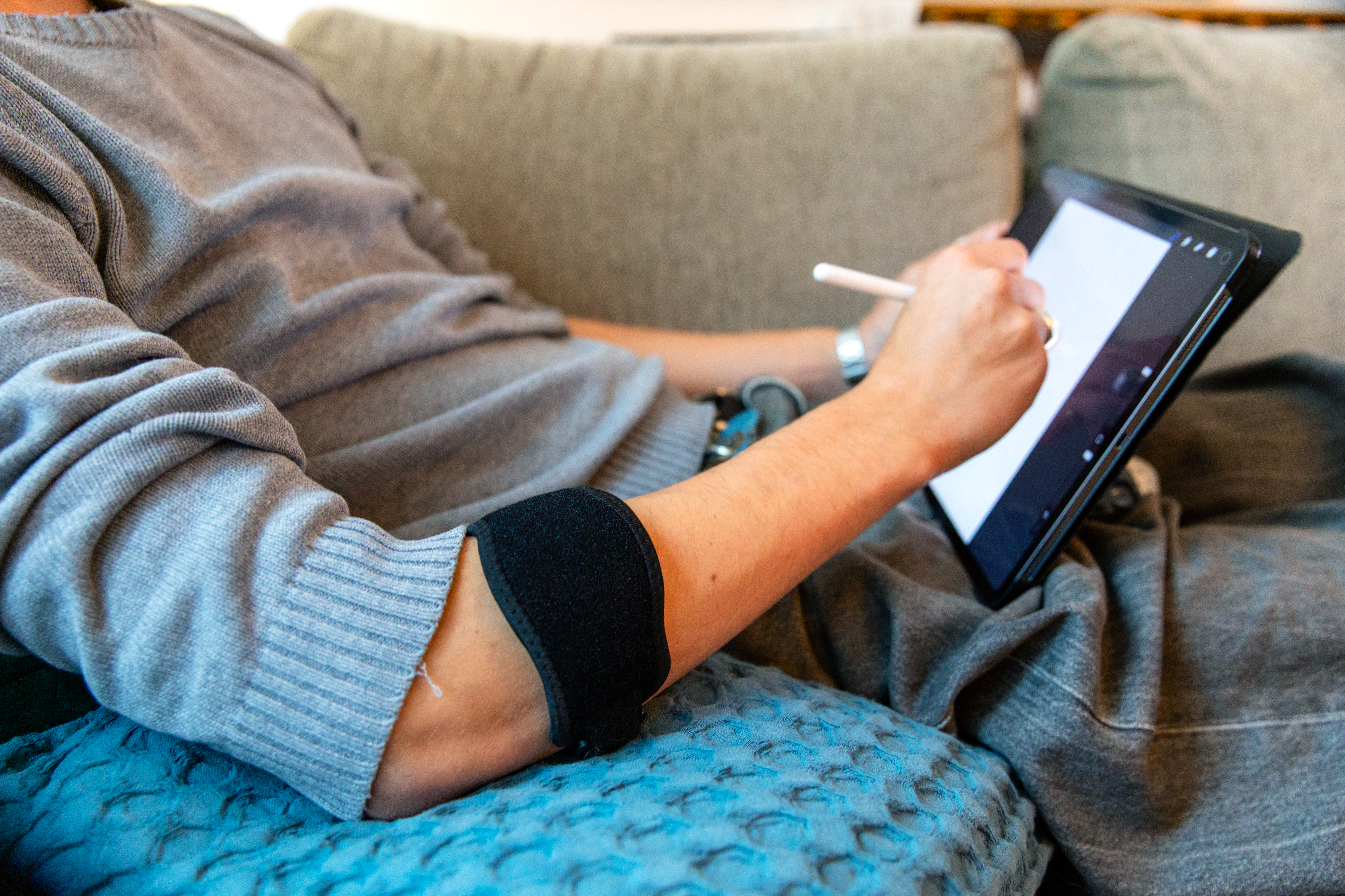 En ortos för armbågen kan se lite olika ut, en del fästs med kardborrband runt armen under armbågen.