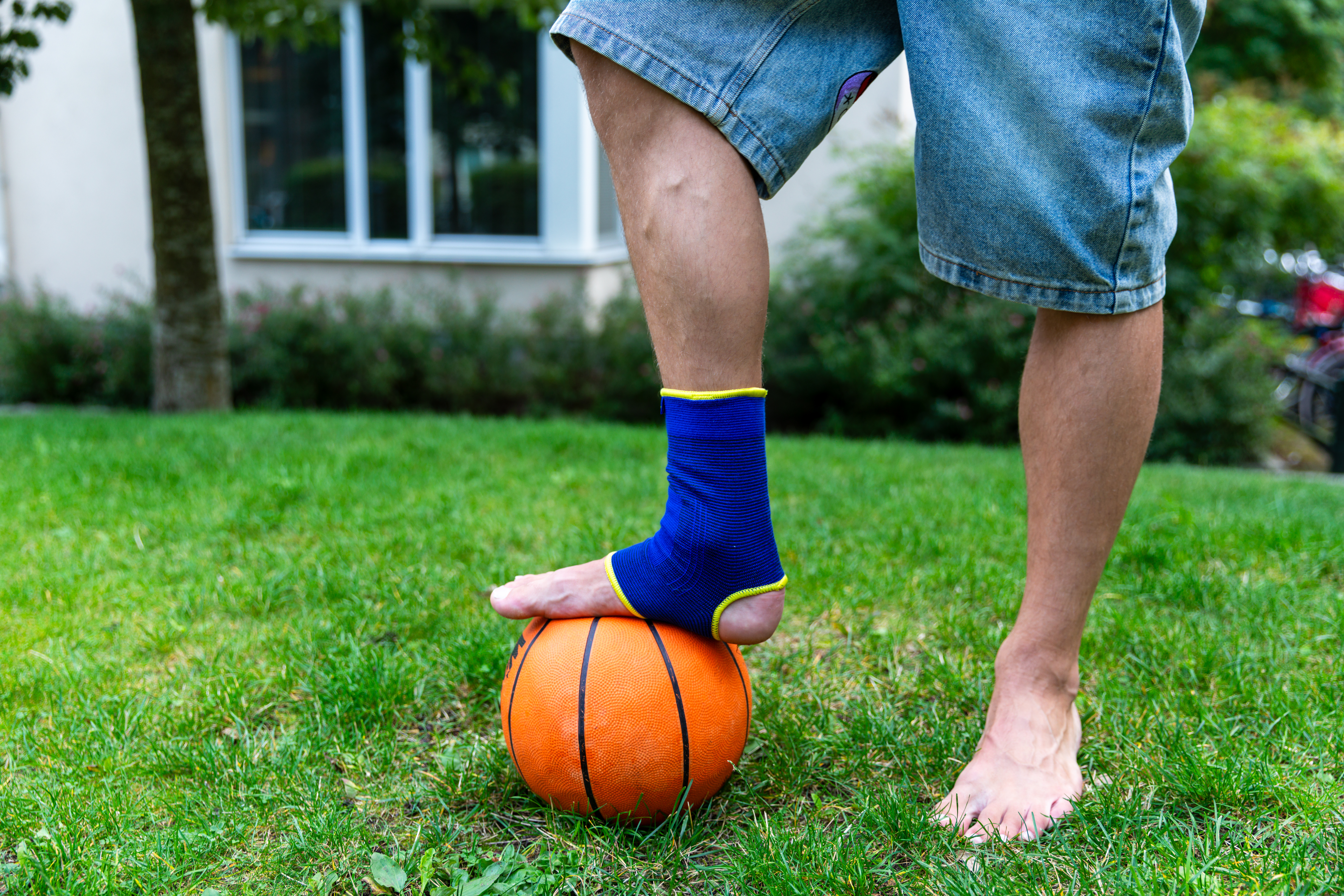 Ortoser för fotleden kan se lite olika ut. Det är vanligt att använda ett mjukt fotledsskydd som dras på över foten.