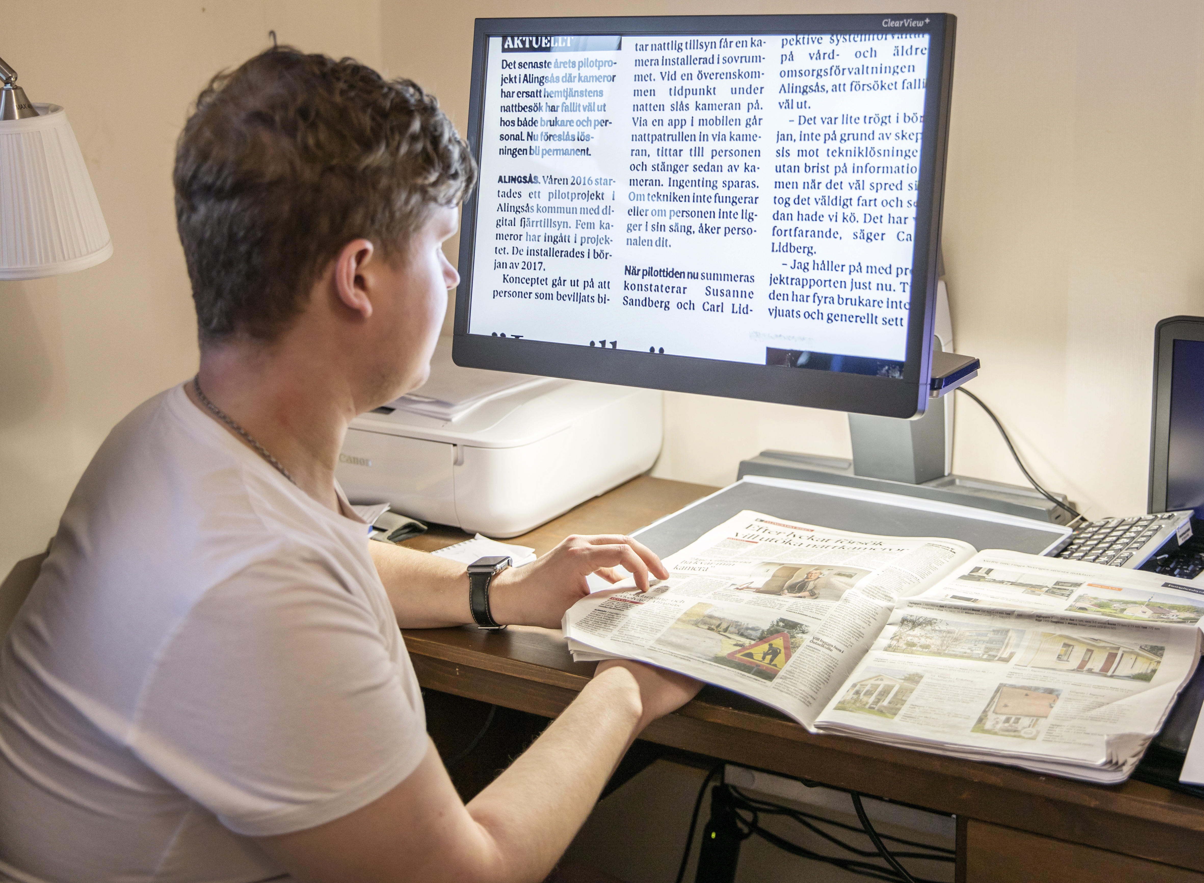 En person läser på en skärm med extra stor text.