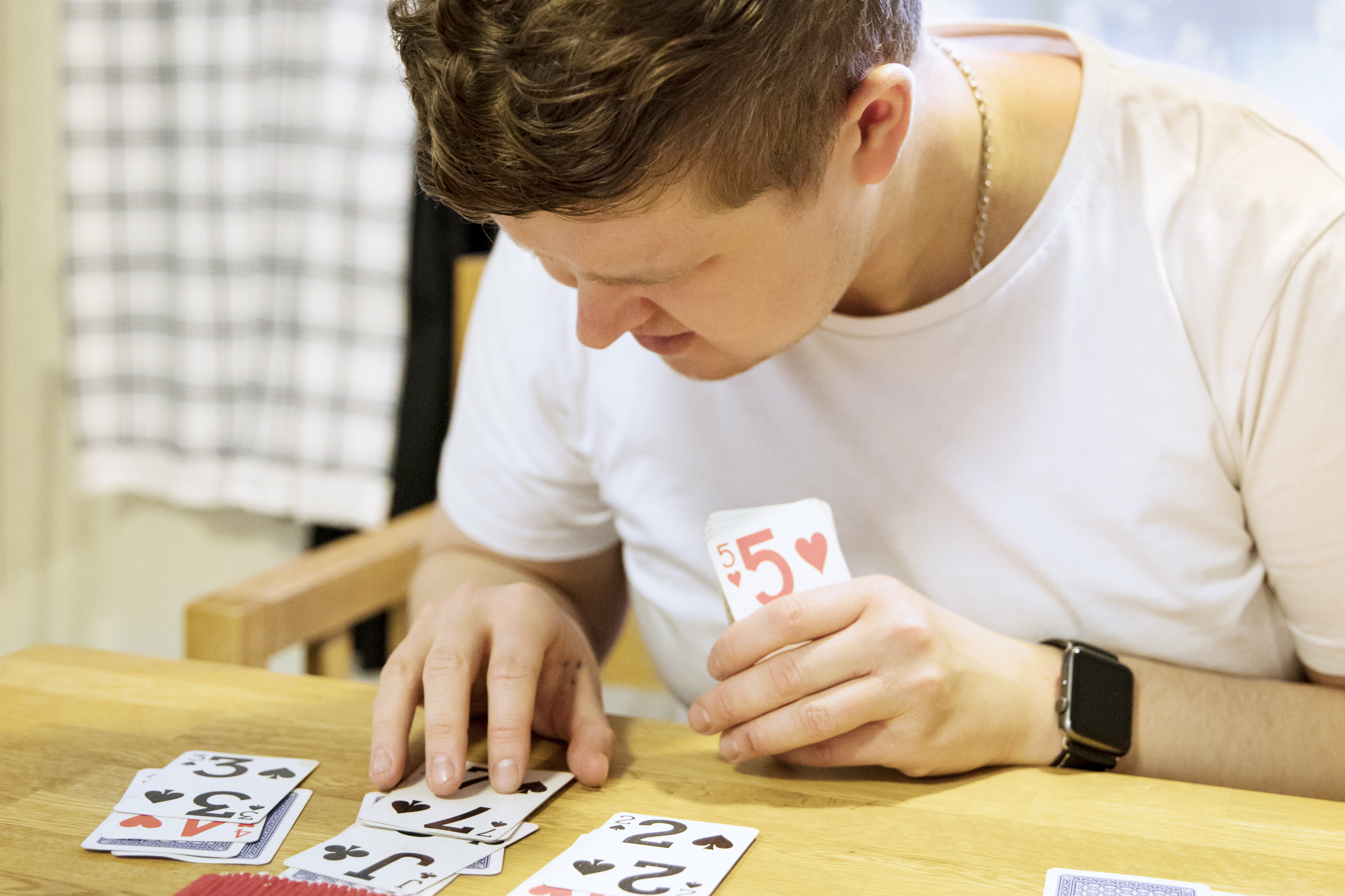 En person med anpassade spelkort. Fotografi.