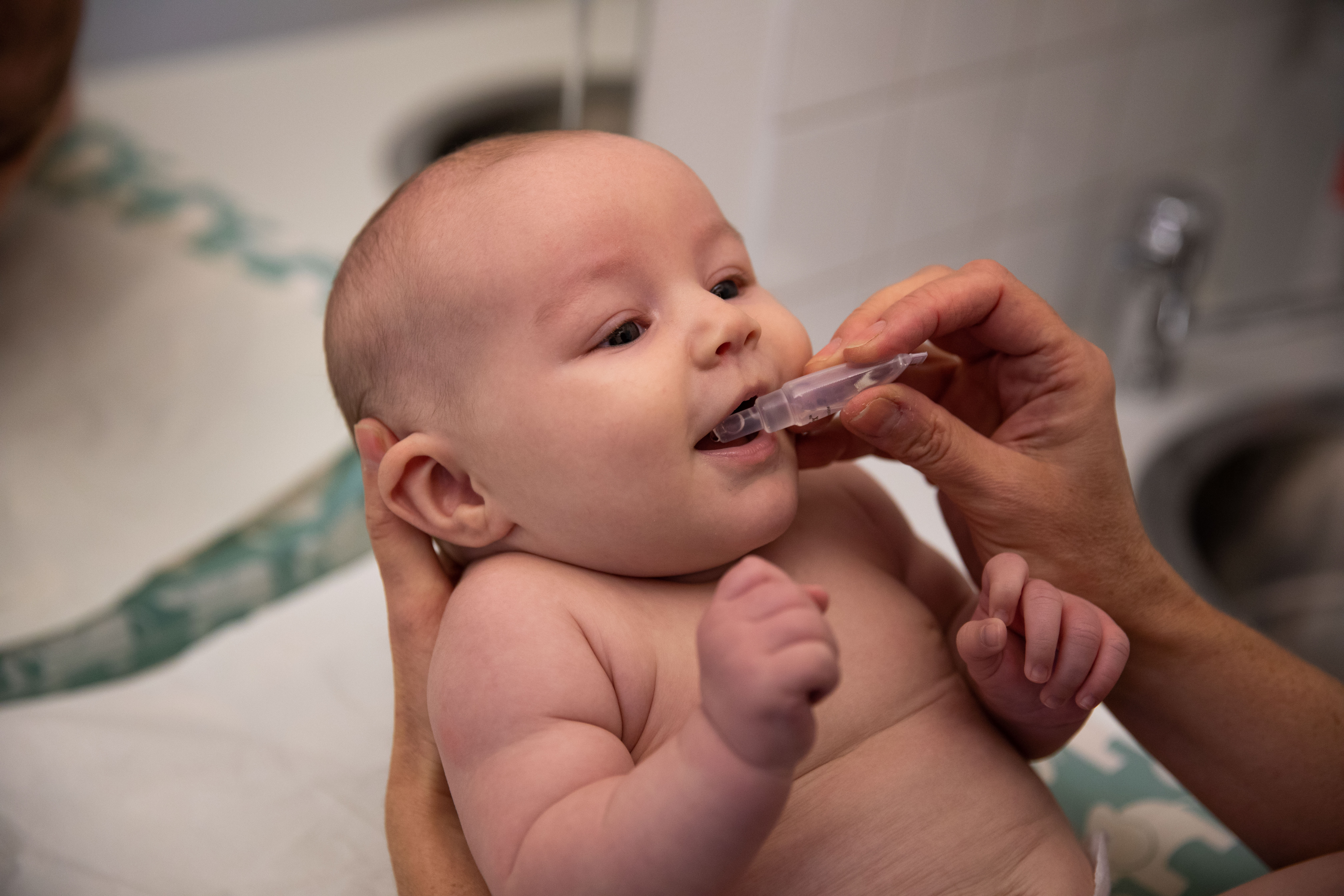Ett barn får rotavaccin i munnen