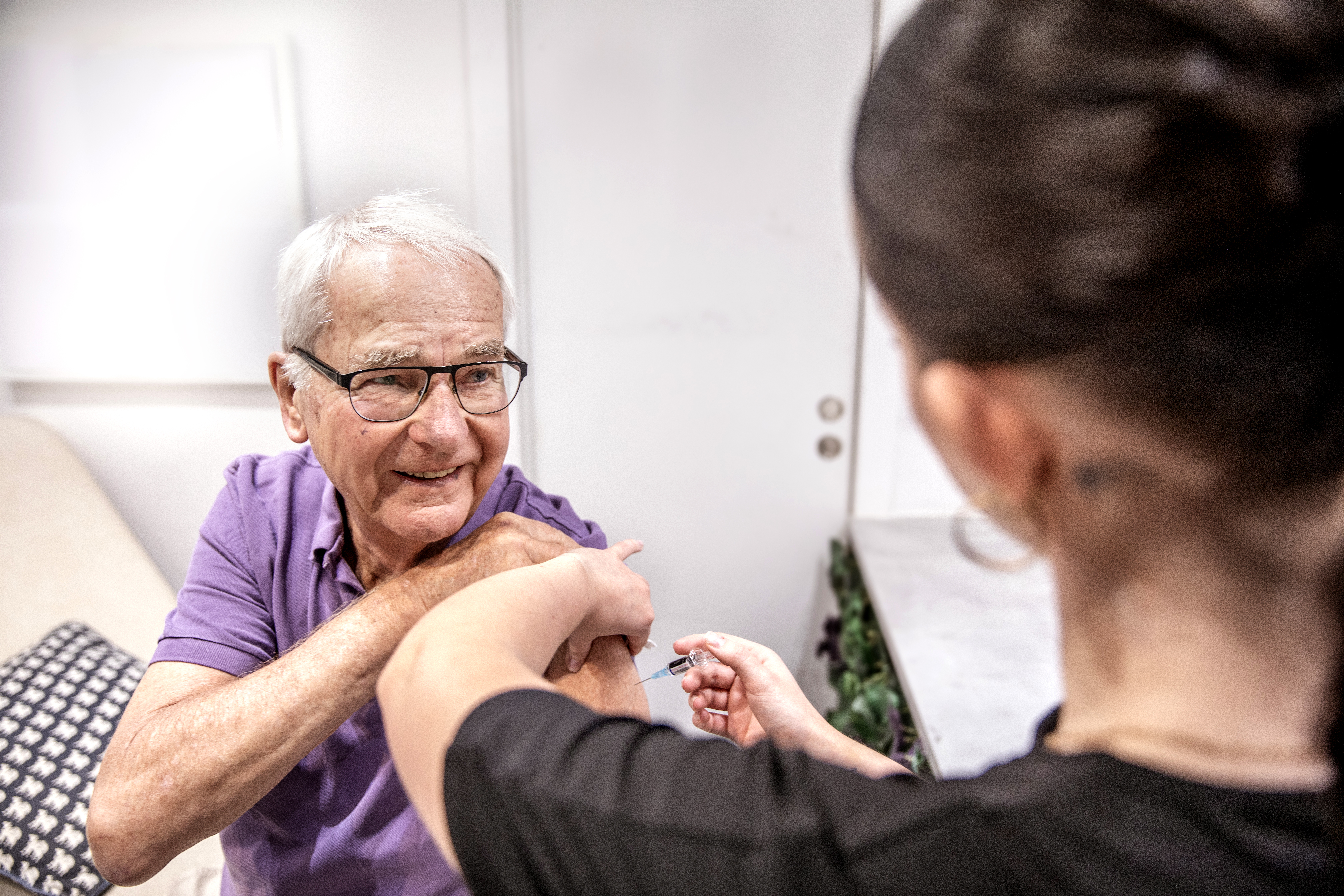 Person får vaccin. 