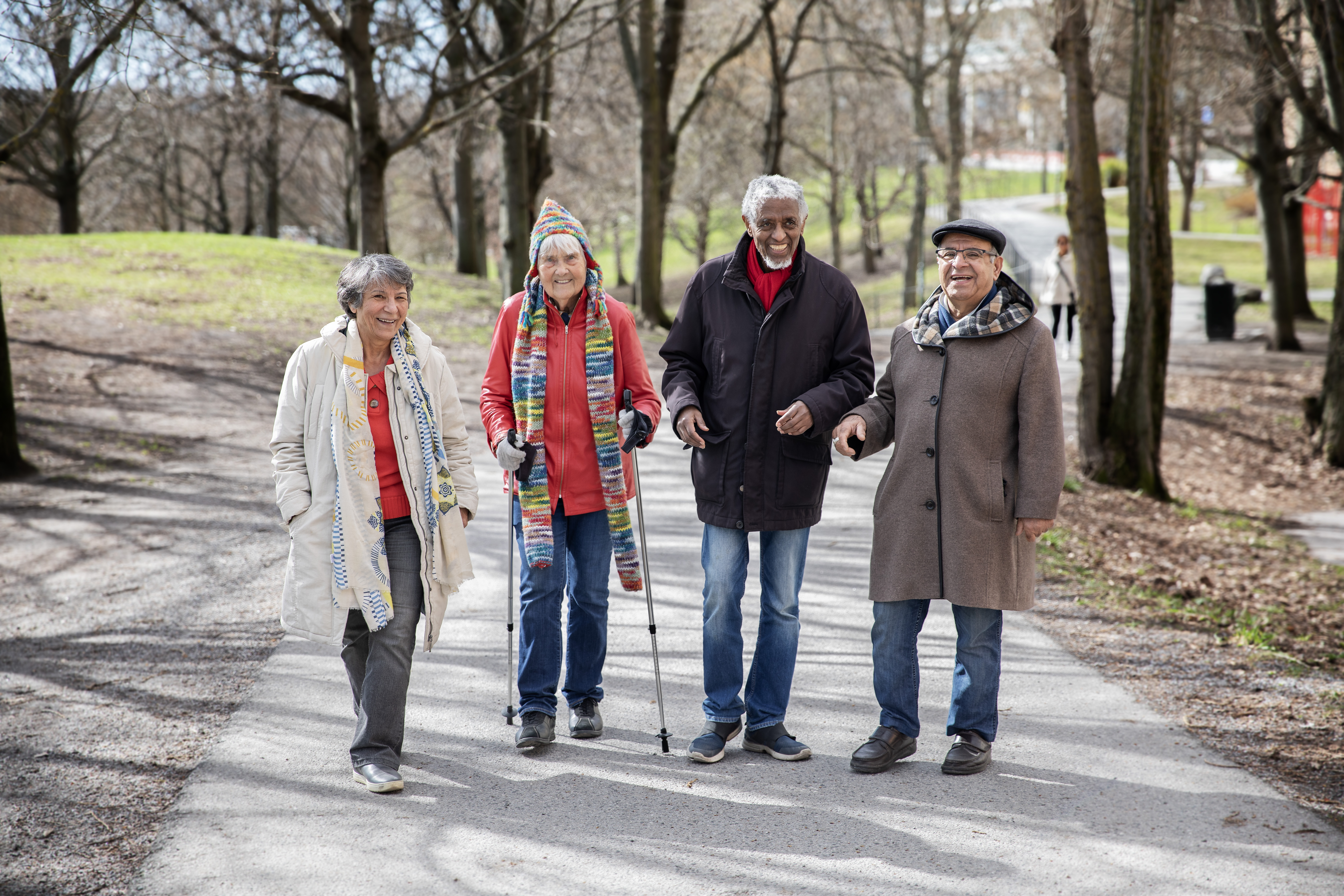 Fyra seniorer på promenad
