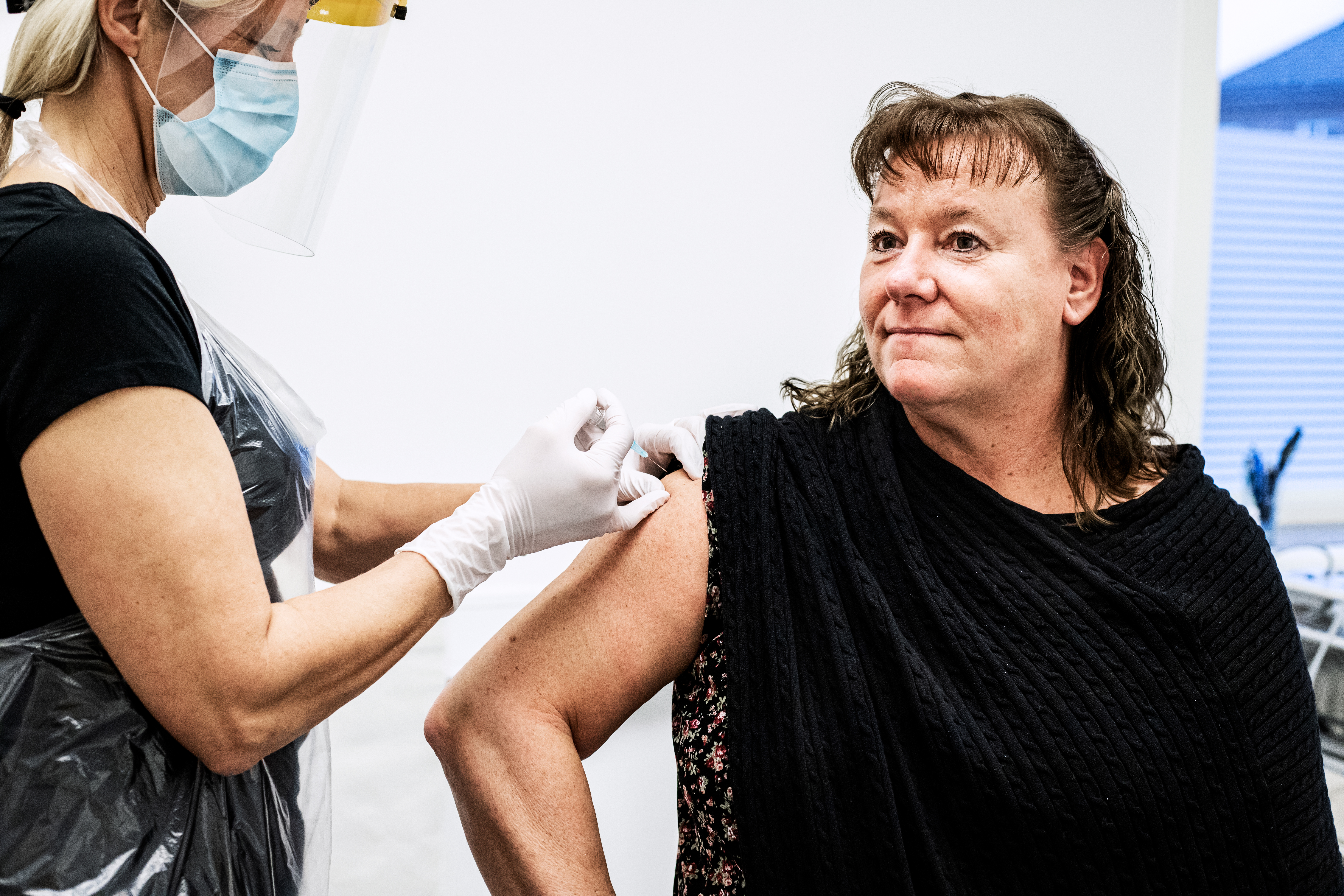 Person som får vaccination i armen. Fotografi.