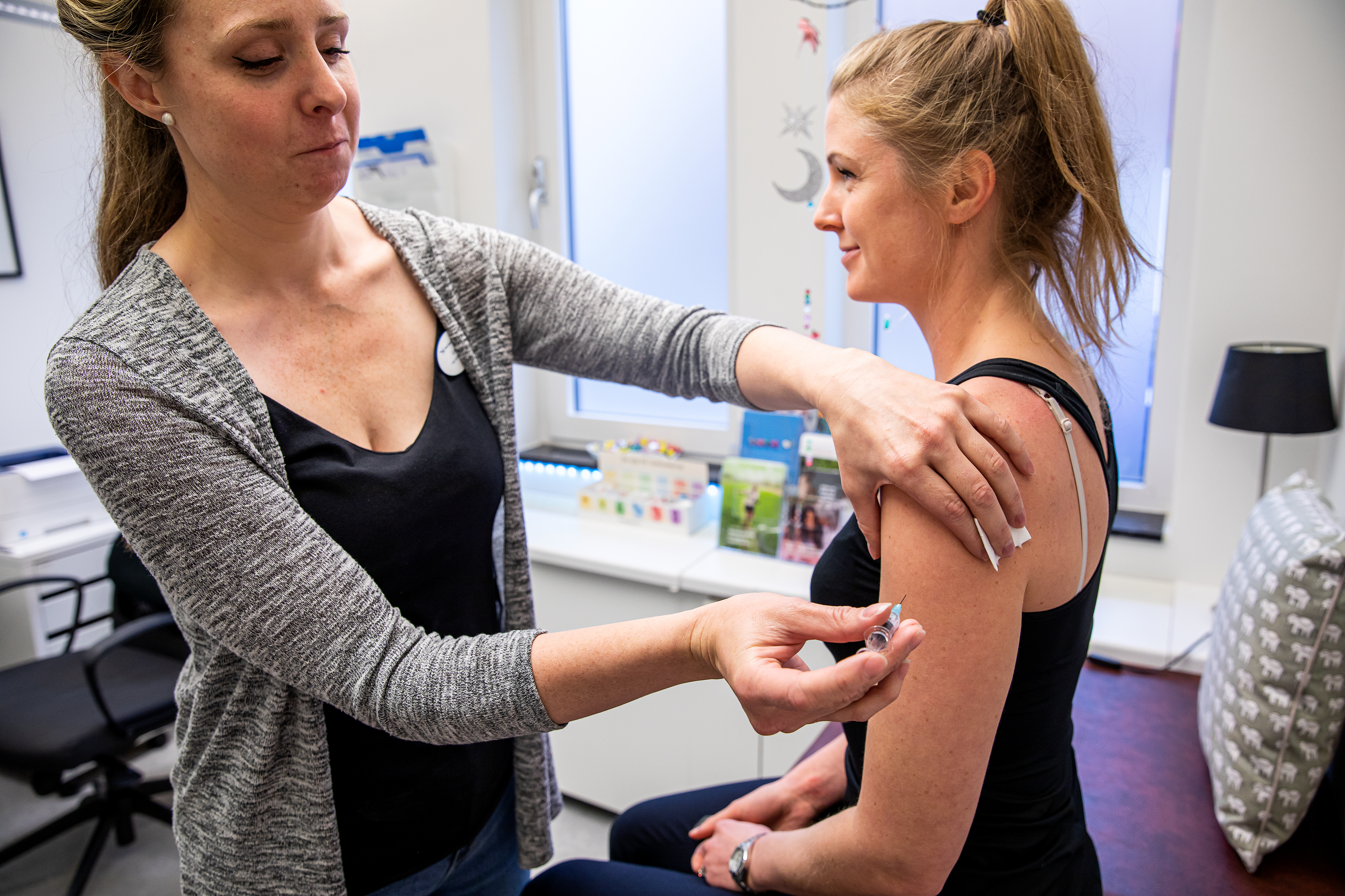 Sjuksköterska ger vaccination till en person