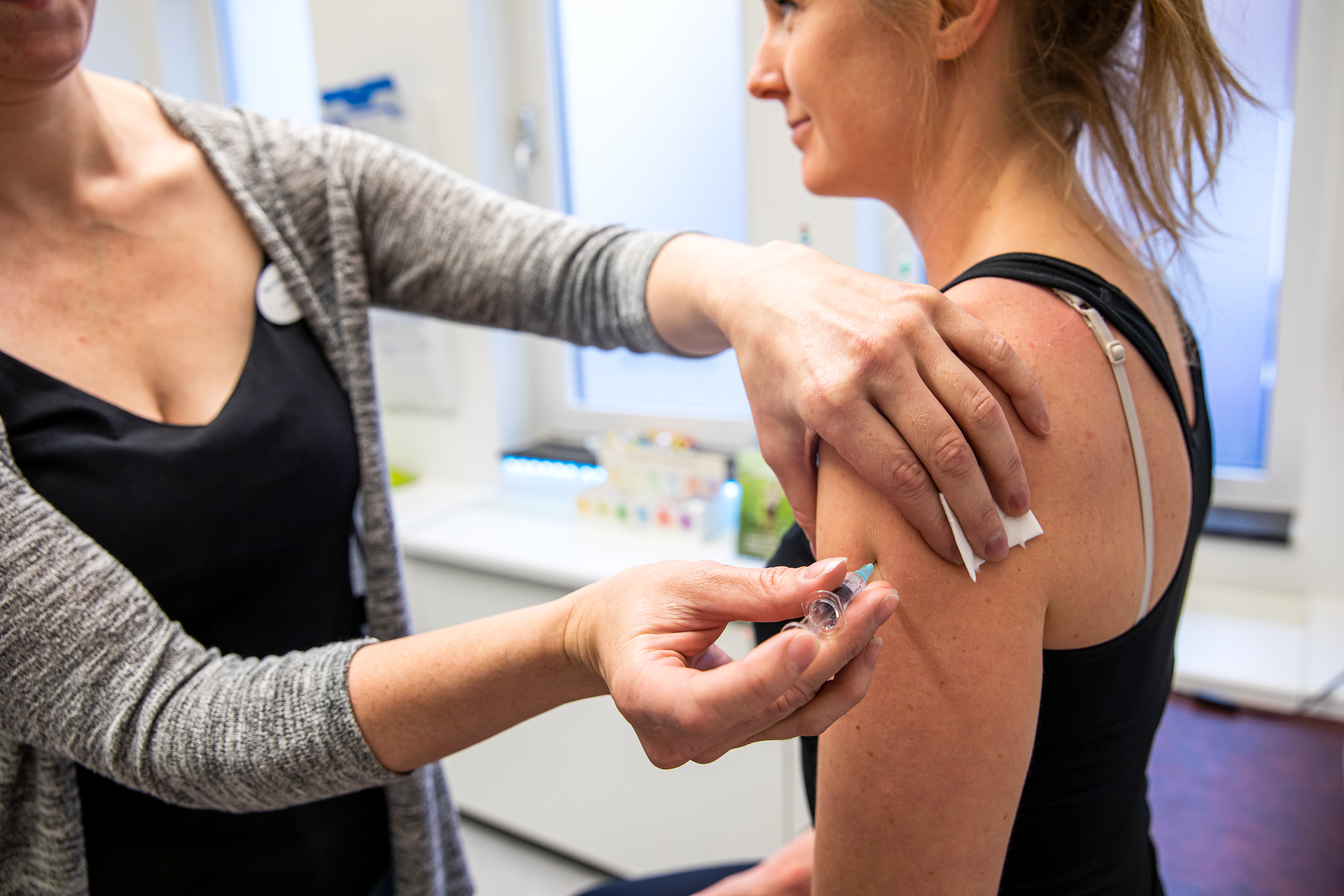 Person som får vaccination i armen.