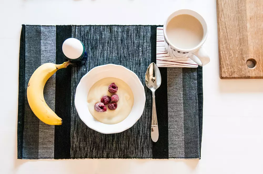 Yoghurt med hallon, banan, ägg och te.