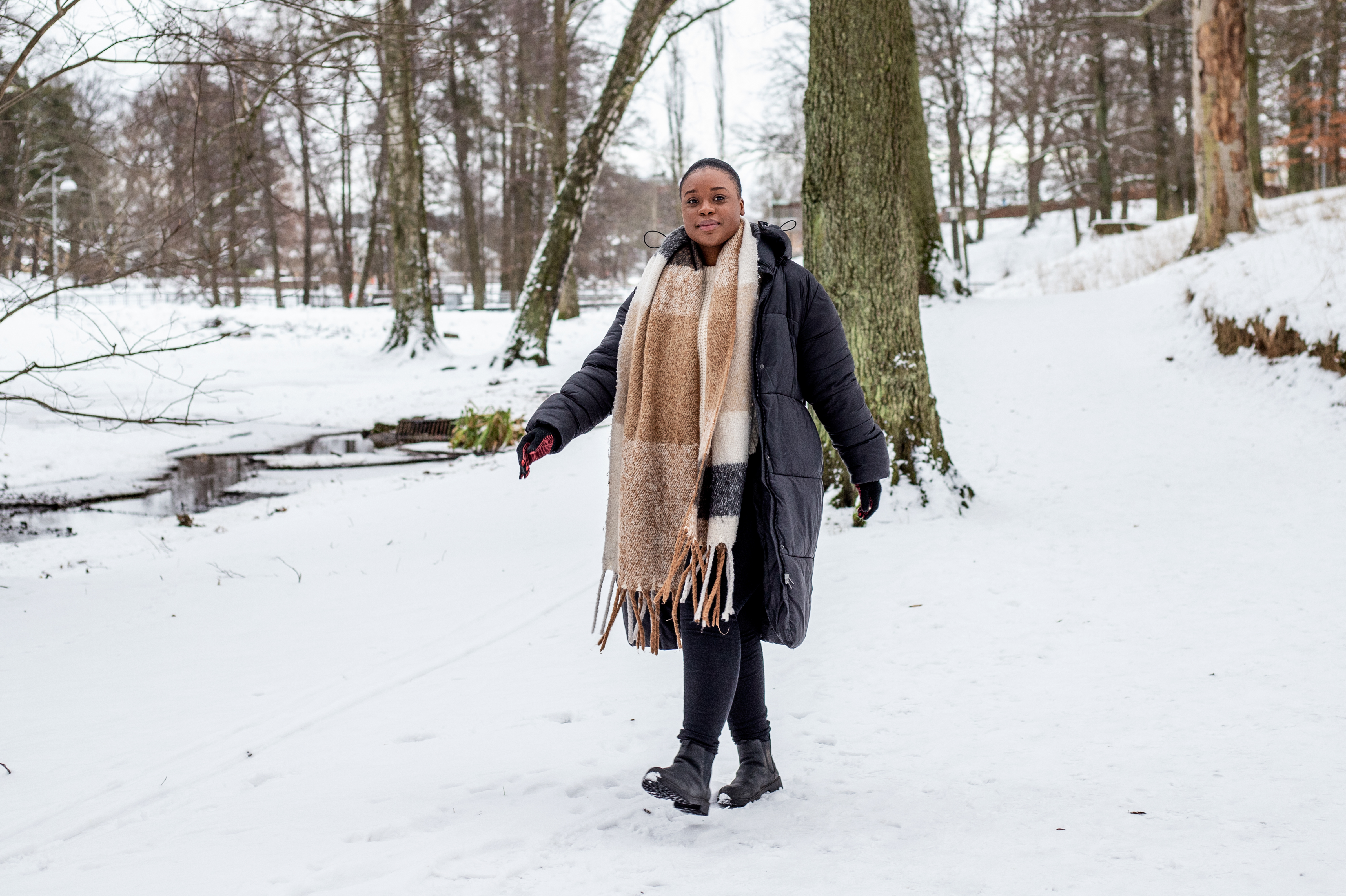 en person som promenerar