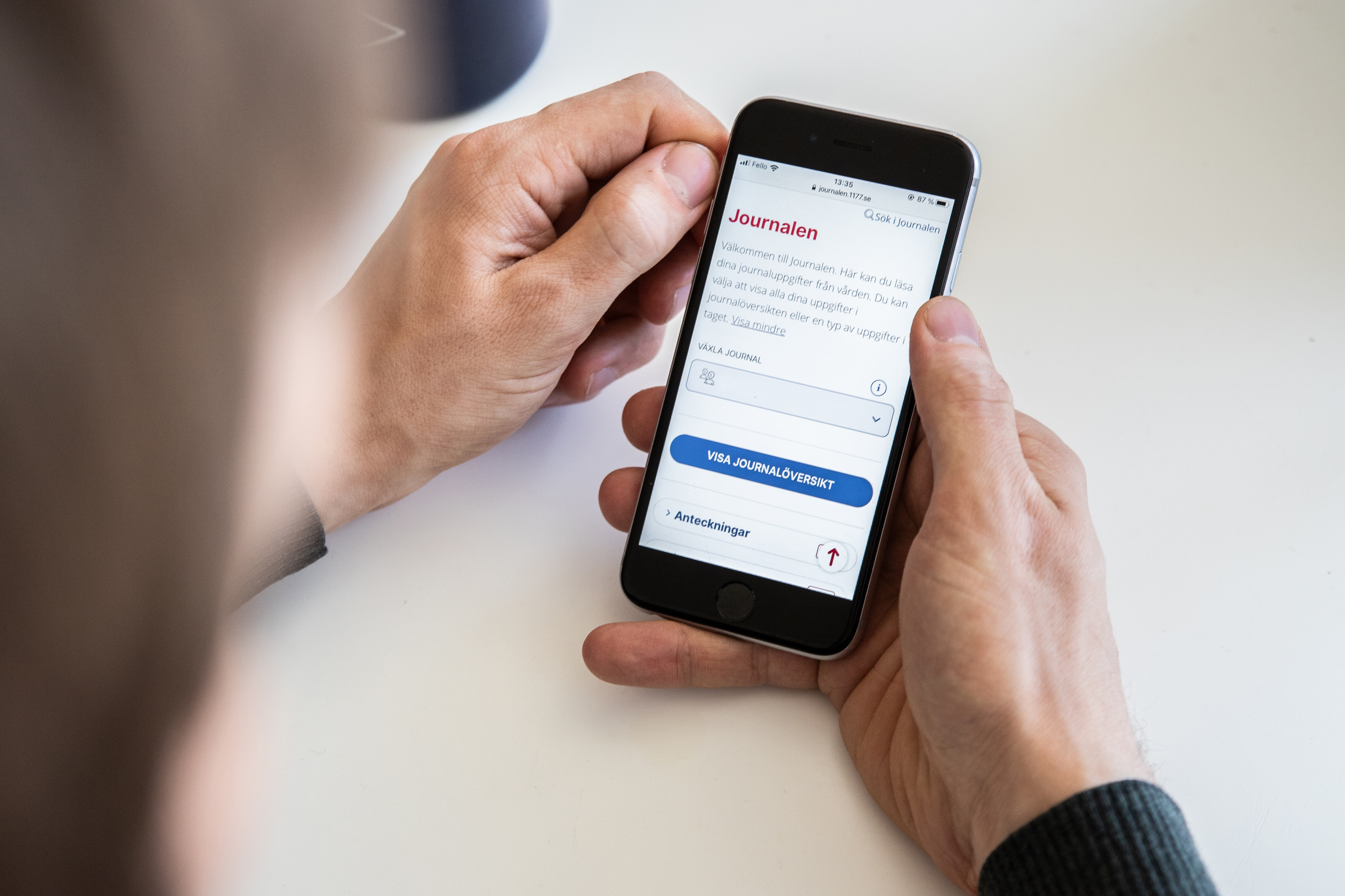 Mobiltelefon med skärmvy journalen på 1177.se