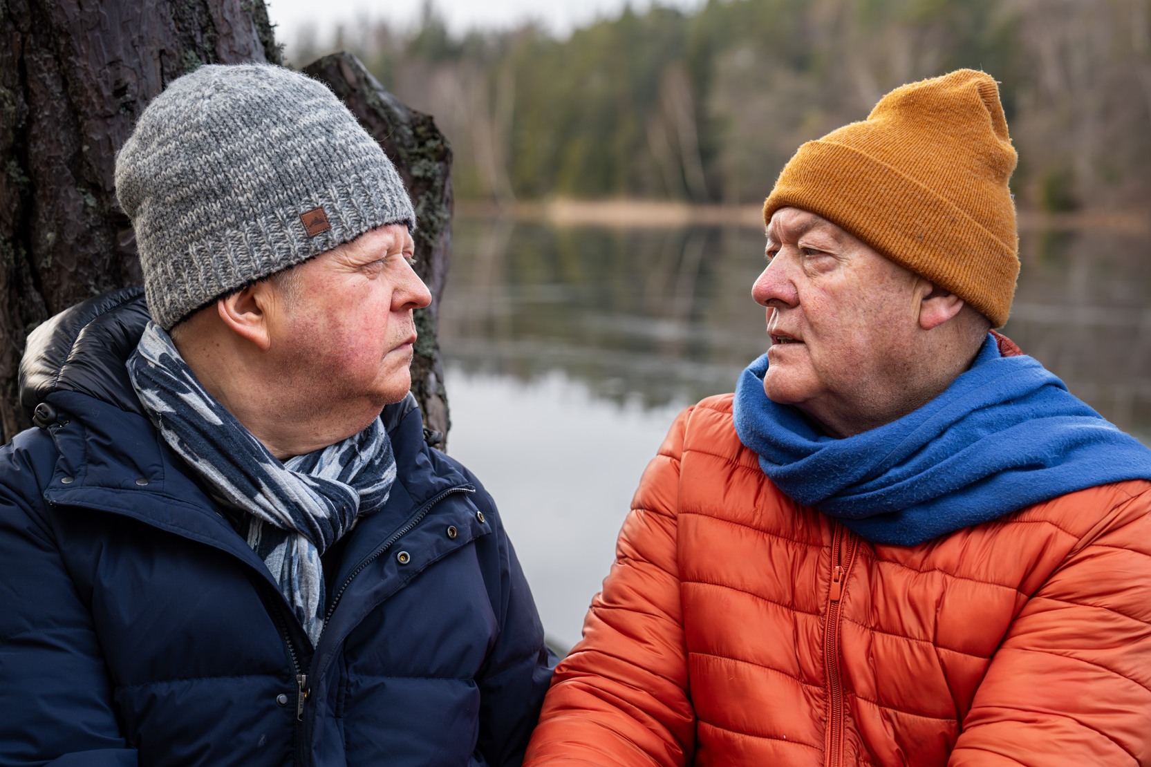 Två män samtalar med varandra.