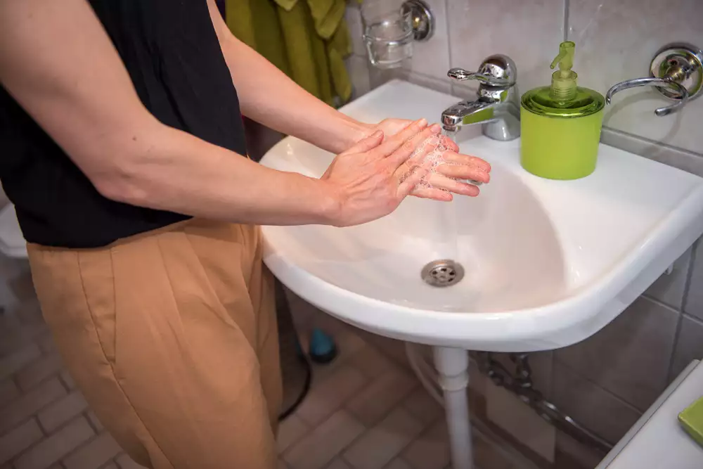 Tvålen gnuggas runt i händerna så att lödder bildas. 