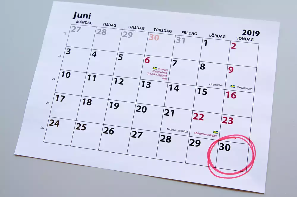 En kalender som visar juni månad med 30 juni inringad.