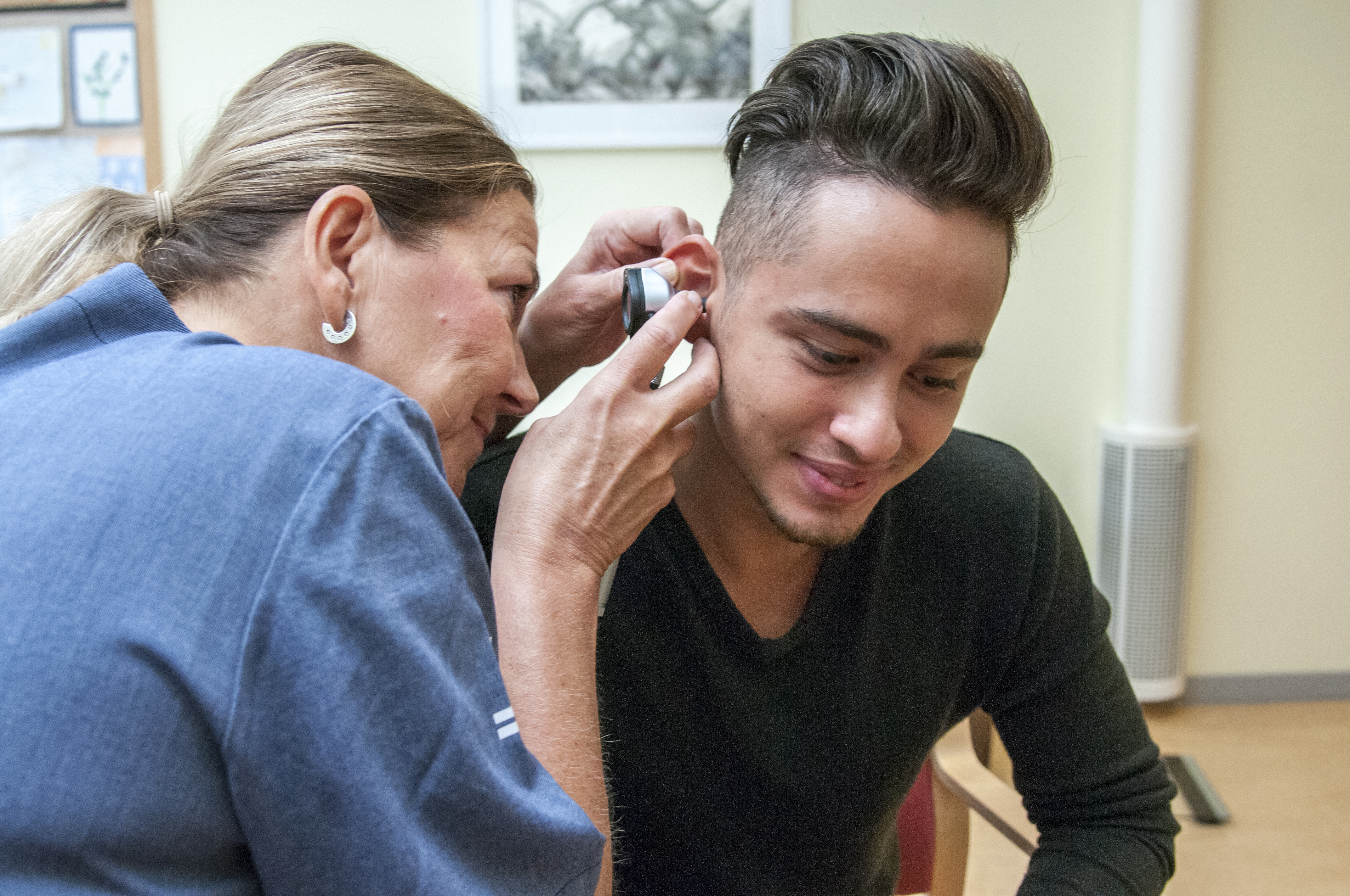 Undersökning av örat med otoskop. Fotografi.