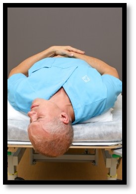 Person ligger med huvudet åt vänster.