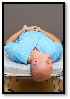 Person ligger med huvudet åt höger.