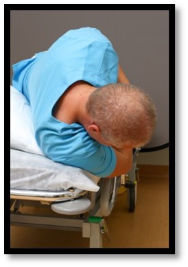 Person ligger på sidan.